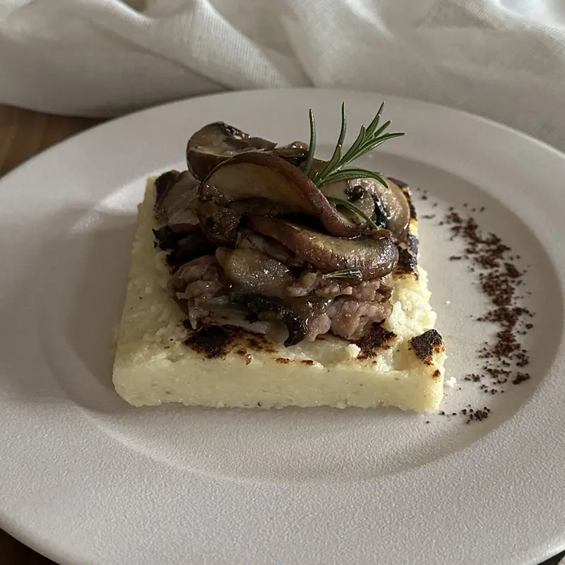 Polenta grillada con hongos salteados y romero